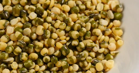 Turning skinned mung beans Vidéo 162620060