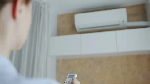 Turning on split system air conditioner with remote control. 스톡 동영상 66455512