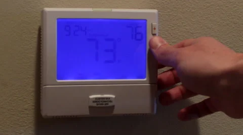Turning Thermostat Down 動画素材 41387724