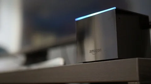Turning on TV with Amazon Fire TV Cube Vídeo Stock 93913455