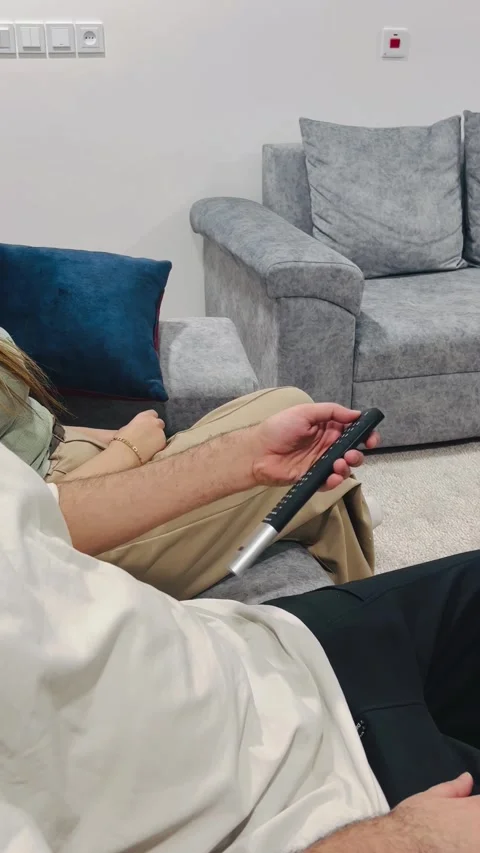 Turning on the TV with remote control, Vídeos de archivo 336848837