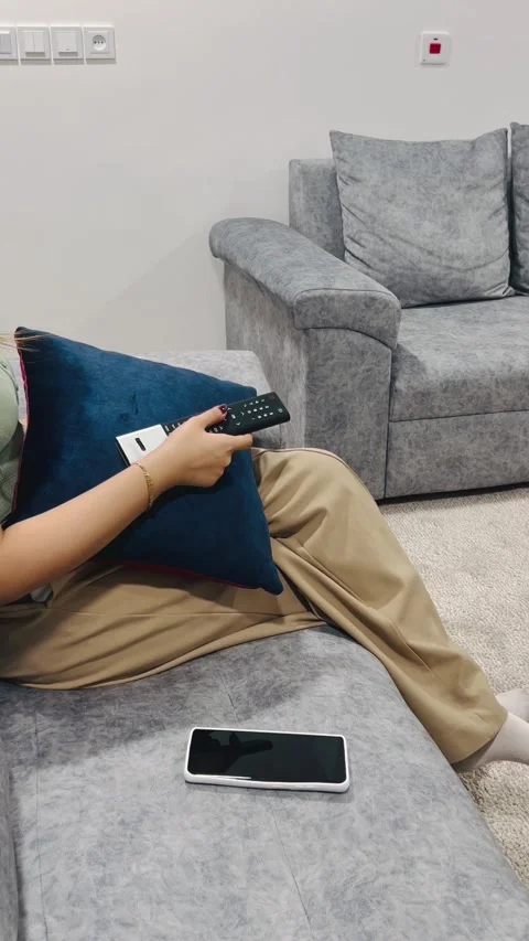 Turning on the TV with a remote control, Vídeos de archivo 336848841