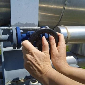 Turning a valve in the heating system of a building a valve in heating tec... Fotos de archivo