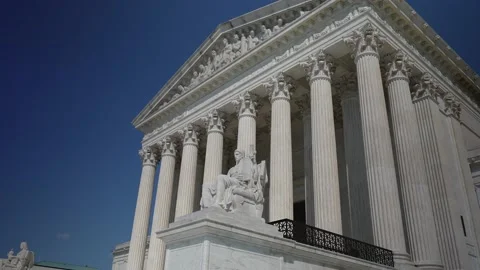 Turning view of facade of US Supreme Court building with Authority of Justice 스톡 동영상 211683035