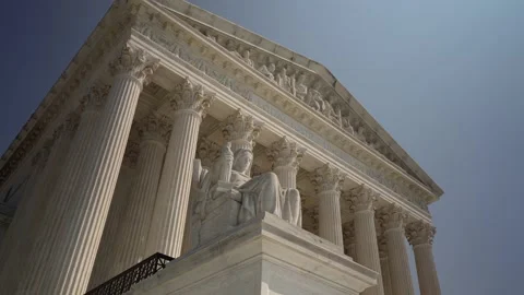 Turning view of facade of US Supreme Court building with Contemplation of Vídeos de archivo 211683473