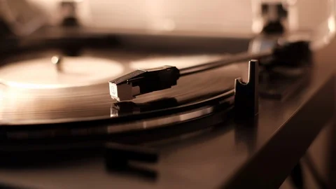 Turning off the vinyl record player and closing the dust cover 库存影片 101341117