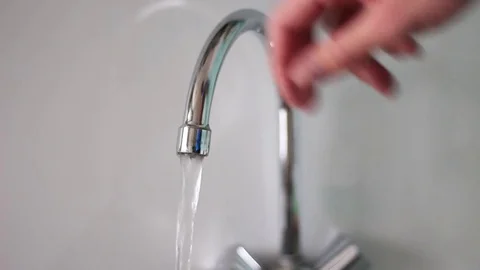Turning a water tap from one side to another Video stock 71072183