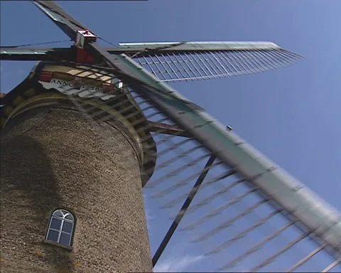 Turning windmill Kinderdijk + tilt up cap Video stock 112987411