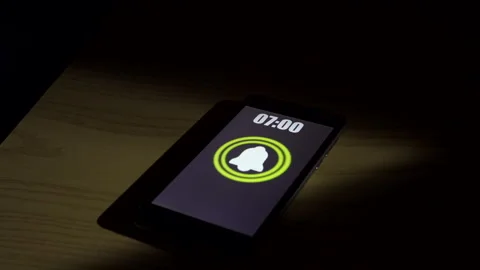 Turns off alarm clock on smartphone. Vidéo 264141810