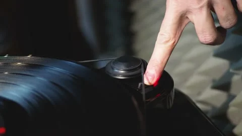 Turns on the button on the turntable motor 库存影片 147487389