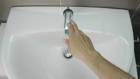 Turns off the faucet Vidéo 277805270