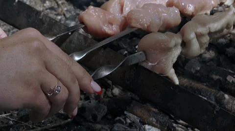 Turns the meat on the fire Video stock 39306679