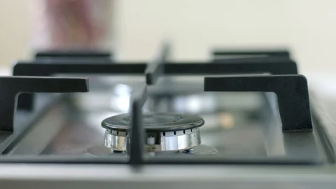 Turns on the stove 库存影片 92278430