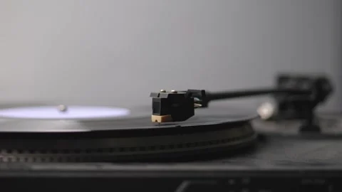 Turntable in motion with visible record grooves and stylus, perfect backdro.. Video stock 310774936