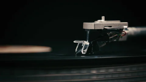 Turntable needle playing a record 스톡 동영상 130314669