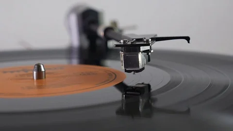 Turntable. The needle rises at the end of the vinyl disc Stock Footage 75252465