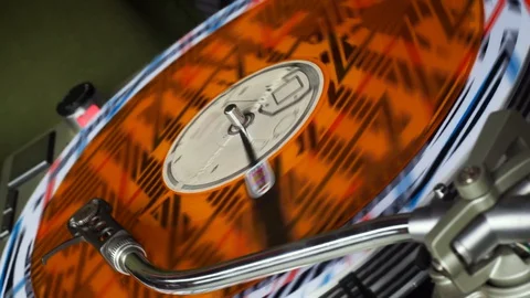 Turntable player, dropping stylus needle on vinyl record playing. Footage Stockbeeldmateriaal 129364929