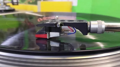 Turntable player,dropping stylus needle on vinyl of a spinning record playin Video stock 132611665