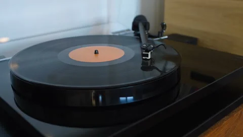 Turntable playing a vinyl record Vidéo 331312463