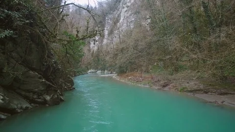 Turquoise calm river in forest and rock Vidéo 84771477