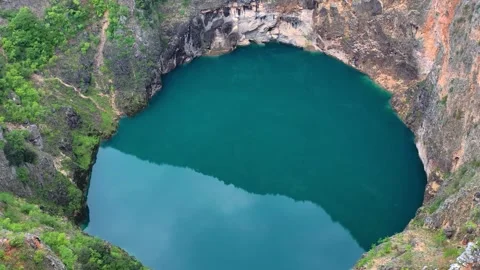 Turquoise crater lake surrounded by cliffs, Imotski, Croatia, Video stock 326199178