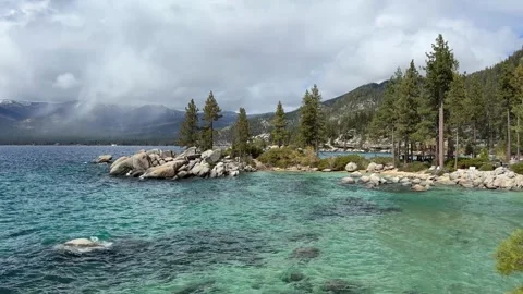 Turquoise crystal clear waters of Sand Harbor Beach at Lake Tahoe with large Vidéo 341326504