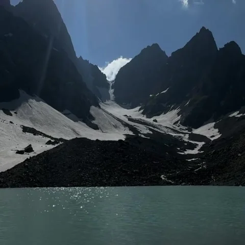 Turquoise Glacial Lake and Dramatic Sky Vídeos de archivo 340868944