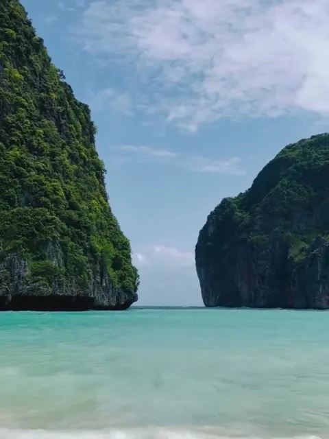 Turquoise Lagoon Between Limestone Karst Cliffs 库存影片 340870610