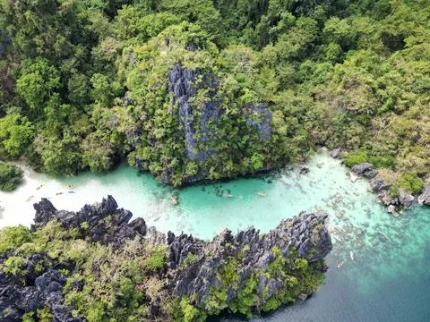 Turquoise lagoons and dramatic limestone cliffs in El Nido, Palawan Foto stock