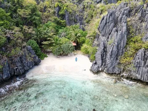 Turquoise lagoons and dramatic limestone cliffs in El Nido, Palawan 库存照片