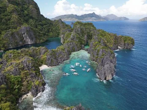 Turquoise lagoons and dramatic limestone cliffs in El Nido, Palawan 库存照片