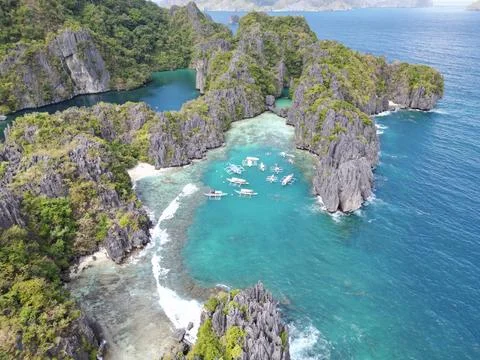 Turquoise lagoons and dramatic limestone cliffs in El Nido, Palawan Foto stock