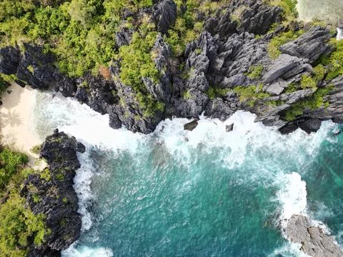 Turquoise lagoons and dramatic limestone cliffs in El Nido, Palawan Foto stock