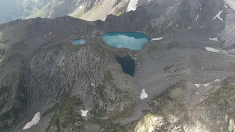 Turquoise lakes in a mountain valley Vidéo 260794601