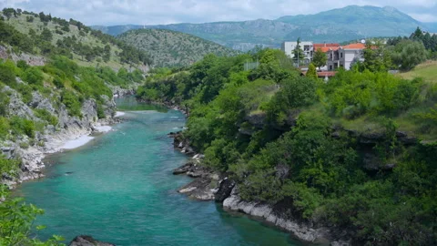 Turquoise Moraca river flowing through green rocky canyon  in Podgorica Vidéo 339062572
