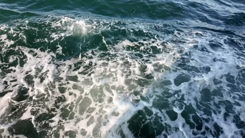 Turquoise ocean waves rolling and churning with thick white sea foam. 스톡 동영상 337277297