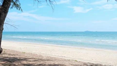 Turquoise ocean waves rolling on white sand beach Video stock 333727919