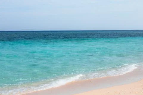 Turquoise Ocean Waves on a Sandy Beach Foto stock