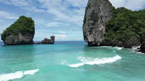 Turquoise Ocean Waves on Tropical Nui Beach in Koh Phi Phi, Thailand Video stock 334720948