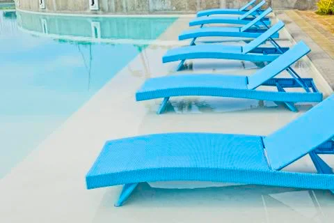 Turquoise pool benches Stock-Fotos