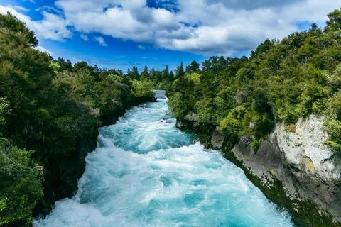 Turquoise River Rapids Between Lush Forest Cliffs Foto stock