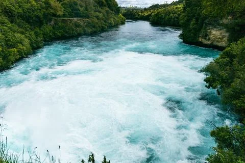 Turquoise River Rapids Between Lush Forest Cliffs Foto stock
