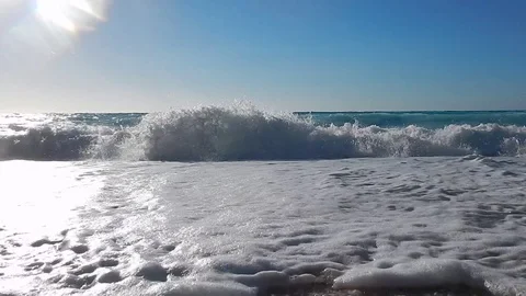 Turquoise rough sea with big waves in a limpid sunny day. Stock-Footage 80532993