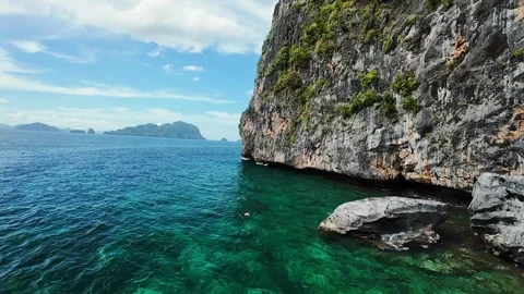 Turquoise sea and dramatic cliffs on the coastline of El Nido, Palawan Vídeo Stock 318899222