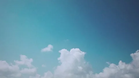 Turquoise Sky Time Lapse With White Clouds Slowly Drifting Across the Brigh.. Video stock 311793739