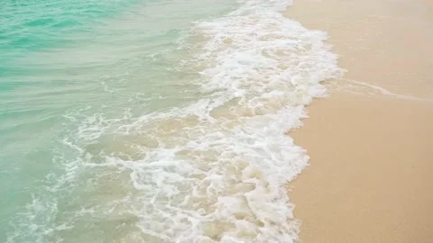 Turquoise tropical ocean waves on the beach Video stock 232883352