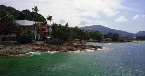 Turquoise water breaking on rocks below a headland terrace 库存影片 71282286