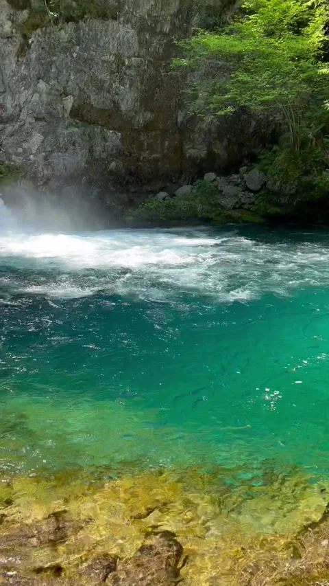 Turquoise water flow at the Blue Eye spring in Theth Albania, macro shot 库存影片 292885891