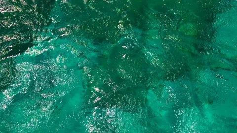 Turquoise water moving in the wind Vidéo 112310367