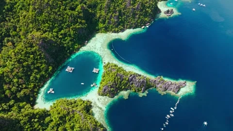 Turquoise Waters and Limestone Cliffs of Laknisan Lagoon in the Philippines Vídeo Stock 331120116